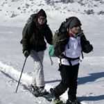 Raquettistes faisant la trace dans la neige