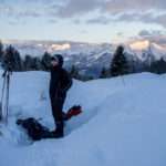 Randonneur souriant devant un igloo dans le Beaufortain